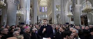 President Emmanuel Macron hält eine Rede in der restaurierten Kathedrale.