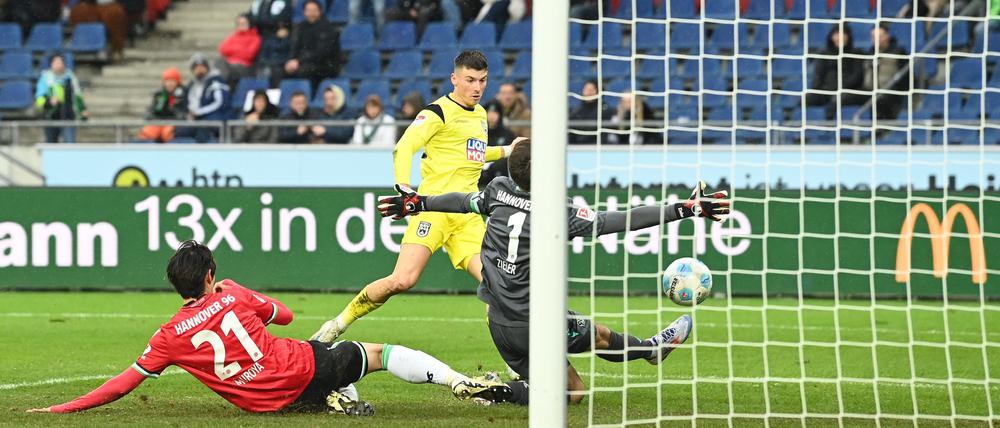 Semir Telalović (M.) erzielt in Hannover das 1:0 für den SSV Ulm.