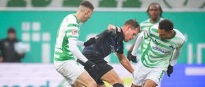 Kein Durchkommen. Herthas Florian Niederlechner (li.) im Zweikampf mit Branimir Hrgota (li.) und Sacha Bansé.