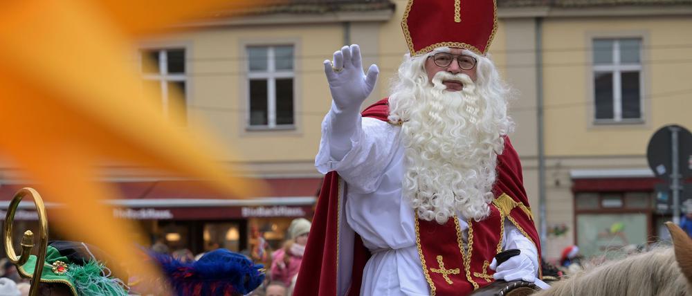 Sinterklaas im Bischofskostüm: Nach altem Brauch reitet der Nikolaus durchs Holländische Viertel in Potsdam. (Archivbild)