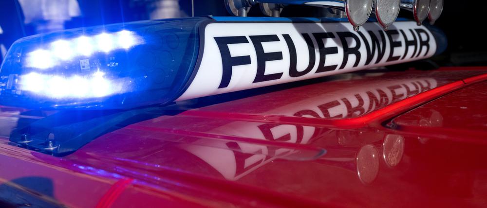 Ein Einsatzfahrzeug der Feuerwehr mit eingeschaltetem Blaulicht