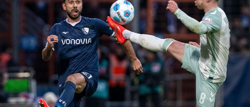 Bochums Gerrit Holtmann (l) und Mitchell Weiser im Zweikampf.