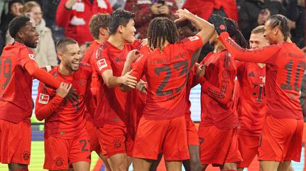 Die Bayern bejubeln einen Treffer gegen Heidenheim. 