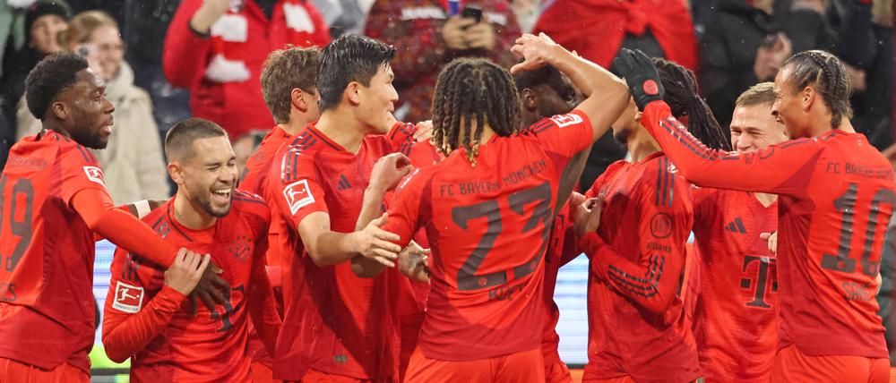 Die Bayern bejubeln einen Treffer gegen Heidenheim.