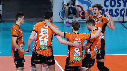 Berlins Volleyballer jubeln. 
