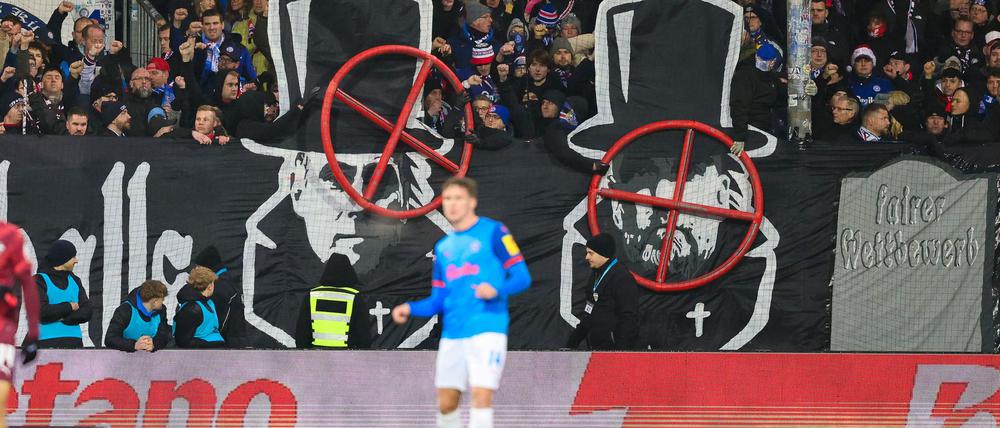 Die geschmacklosen Fanplakate könnten wir Holstein Kiel noch Konsequenzen haben.