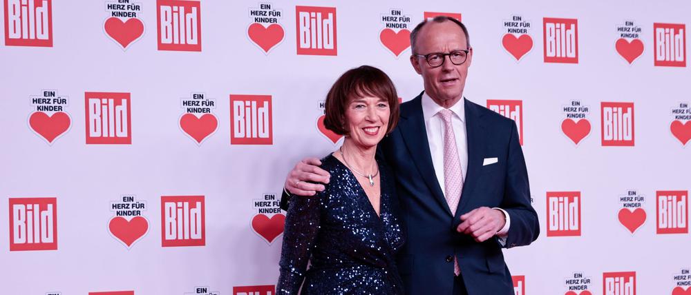 Der CDU-Bundesvorsitzende Friedrich Merz und seine Frau Charlotte kommen zur Spendengala „Ein Herz für Kinder“. 