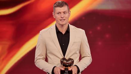 Der ehemalige Fußball-Weltmeister Toni Kroos hilf schwer kranken Kindern.