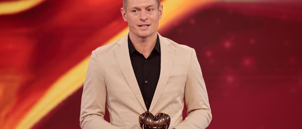 Der ehemalige Fußball-Weltmeister Toni Kroos hilf schwer kranken Kindern.