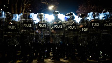 Polizeikräfte während einer Demonstration in Tiflis.
