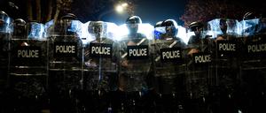 Polizeikräfte während einer Demonstration in Tiflis.