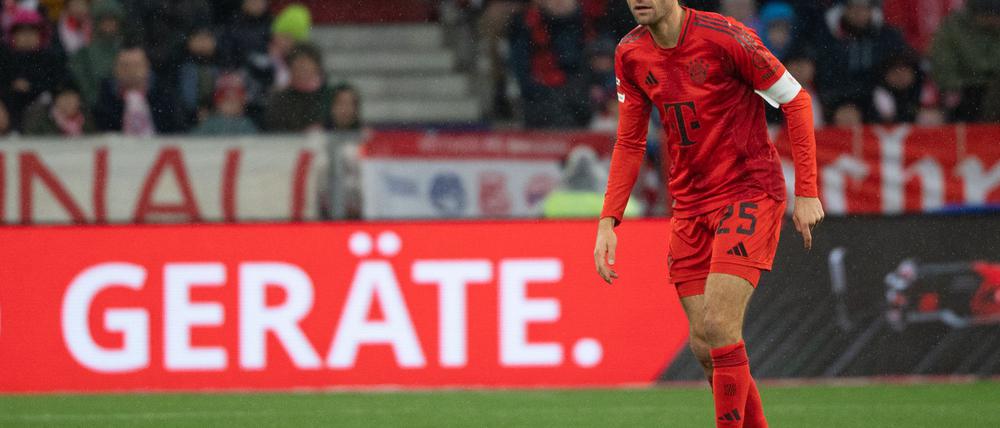 Thomas Müller musste gegen Heidenheim mit Rückenproblemen vom Platz.