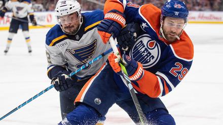 Liga-Toptorjäger Leon Draisaitl (r) legte beim 4:2 seiner Edmonton Oilers gegen die St. Louis Blues zwei Tore auf.