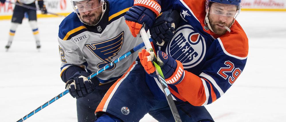 Liga-Toptorjäger Leon Draisaitl (r) legte beim 4:2 seiner Edmonton Oilers gegen die St. Louis Blues zwei Tore auf.