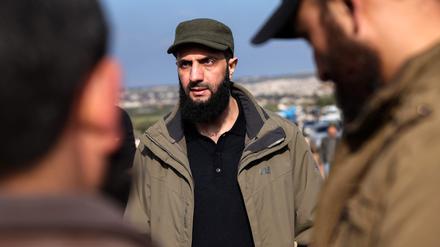 Abu Mohamed al-Dscholani (M.) gibt sich nach der Machtübernahme seiner HTS moderat.