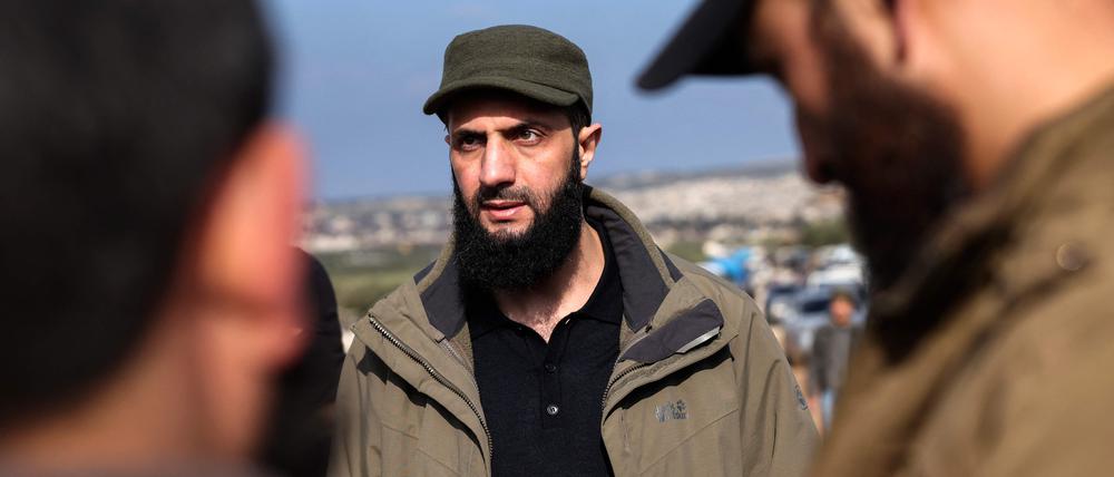 Abu Mohamed al-Dscholani (M.) gibt sich nach der Machtübernahme seiner HTS moderat.