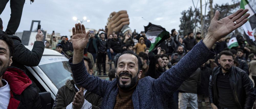 Menschen versammeln sich, um den Sturz der syrischen Regierung zu feiern.