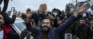 Menschen versammeln sich, um den Sturz der syrischen Regierung zu feiern. 