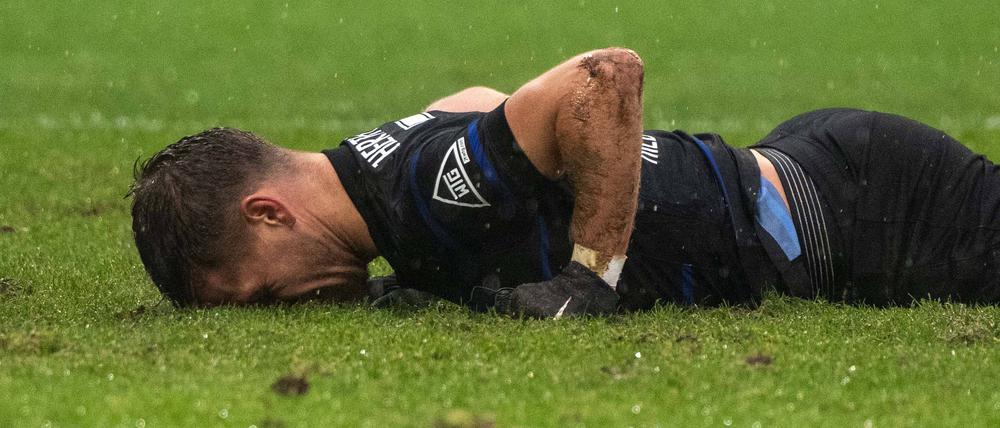 Stimmung und Team am Boden nach dem 1:2 in Fürth: Florian Niederlechner offenbart den ganze Frust bei Hertha BSC.