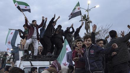 Menschen versammeln sich in Manbidsch, um den Sturz der syrischen Regierung zu feiern. 