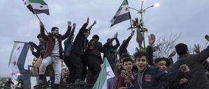 Menschen versammeln sich in Manbidsch, um den Sturz der syrischen Regierung zu feiern. 