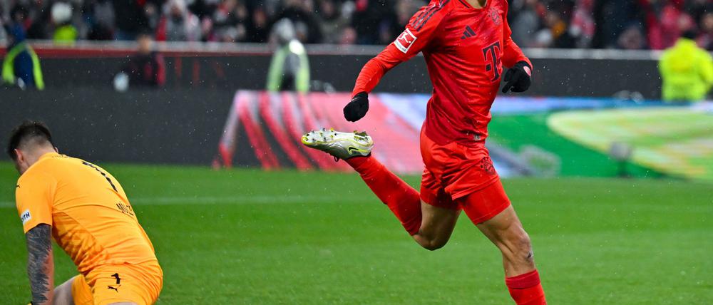 Jamal Musiala jubelt nach seinem zweiten Tor zum 4:2-Endstand.