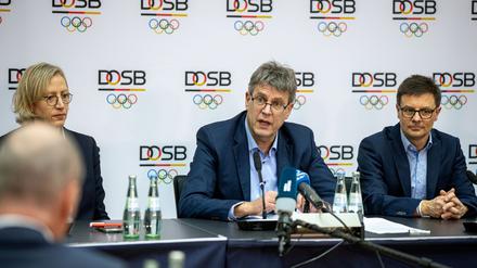 Die DOSB-Mitgliederversammlung verlief für Präsident Thomas Weikert (Mitte) nach viel Ärger im Vorfeld deutlich harmonischer ab, als man annehmen durfte.