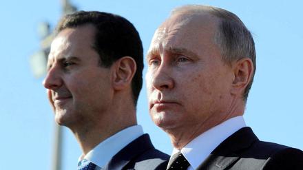 Putin und Assad 2017 auf dem russischen Luftwaffenstützpunkt Hmeimim. Am Ende ließ der Kremlchef den verbündeten syrischen Diktator fallen.  