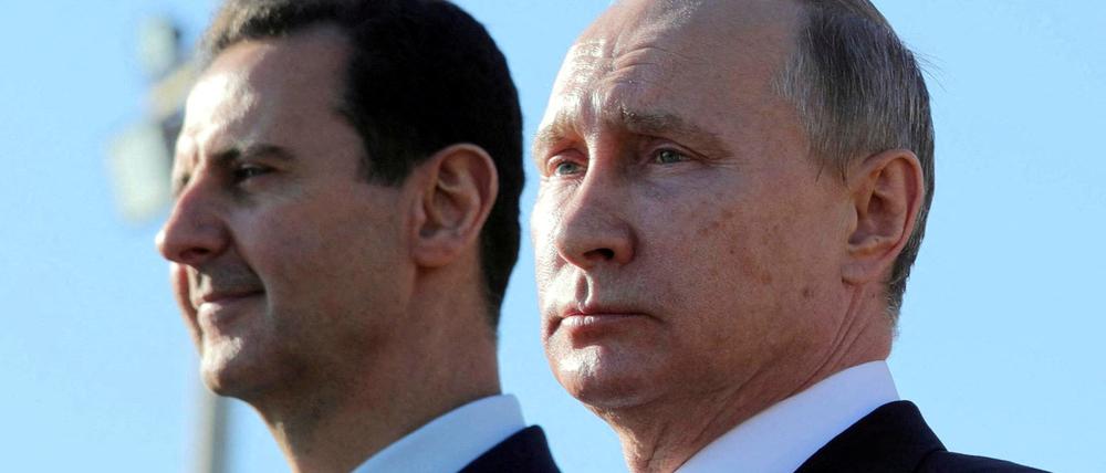 Putin und Assad 2017 auf dem russischen Luftwaffenstützpunkt Hmeimim. Am Ende ließ der Kremlchef den verbündeten syrischen Diktator fallen.