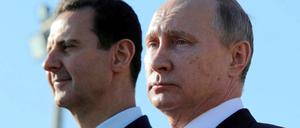 Putin und Assad 2017 auf dem russischen Luftwaffenstützpunkt Hmeimim. Am Ende ließ der Kremlchef den verbündeten syrischen Diktator fallen.  