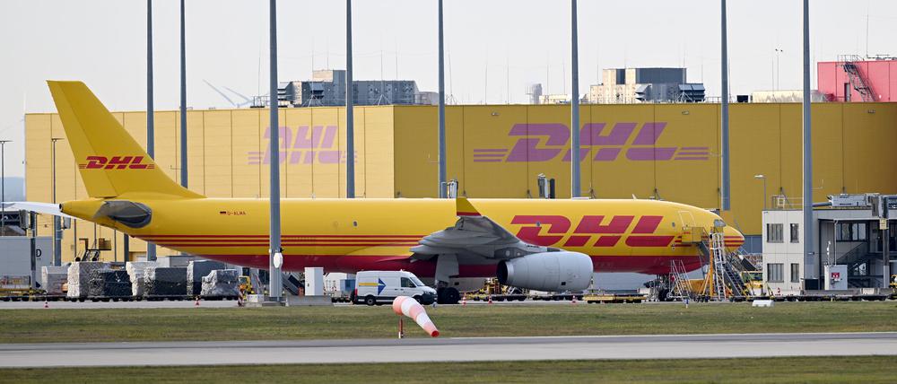 Eine DHL-Frachtmaschine am DHL Air Hub, dem Luftfrachtzentrum auf dem Flughafen Leipzig / Halle (Symbolbild)