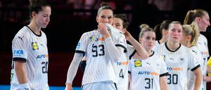 Deutschlands Emily Bölk (l.-r.) und Julia Behnke sind nach dem Spiel enttäuscht. 