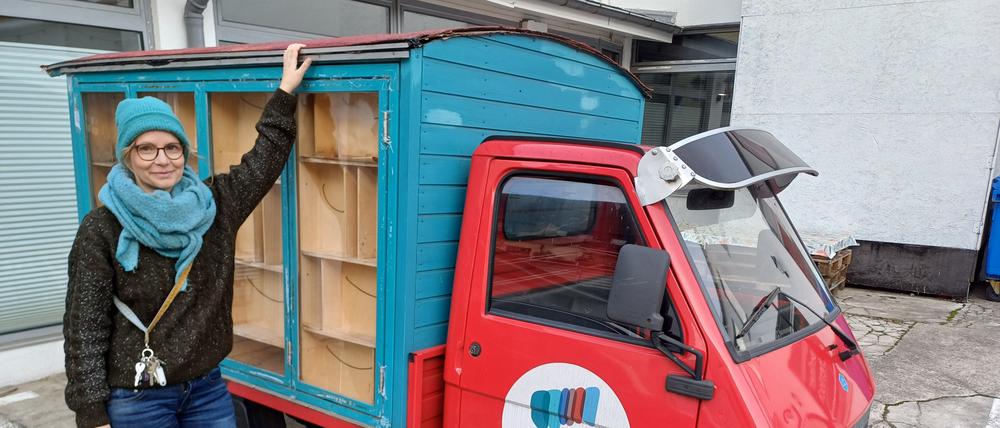 Mit seiner Ape verteilt der Verein Büchertisch Bücher an Kinder und Jugendliche. Doch für die Reparatur des Fahrzeugs braucht der Verein Spenden.
