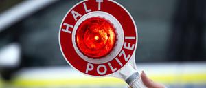 Die Polizei hat bei einer Kontrolle auf der A12 eine Art Nagelgürtel ausgelegt, um ein flüchtendes Auto zu stoppen.(Symbolbild)