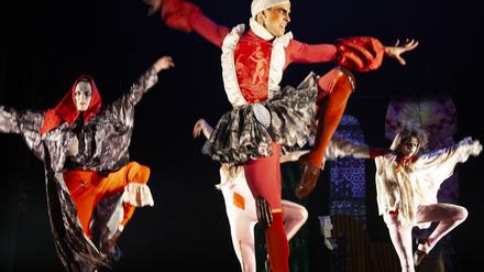 Wilde Tänze, barocke Kostüme: Leila Hekmats Inszenierung „Gloriette“ ist eine Commedia dell’Arte der Gegenwart. 