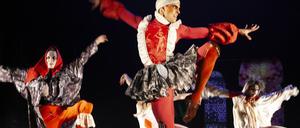 Wilde Tänze, barocke Kostüme: Leila Hekmats Inszenierung „Gloriette“ ist eine Commedia dell’Arte der Gegenwart. 