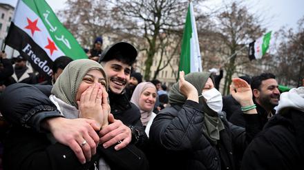 Unbändige Freude. Auf dem Oranienplatz in Kreuzberg feiern Syrer am Sonntag den Sturz Assads.