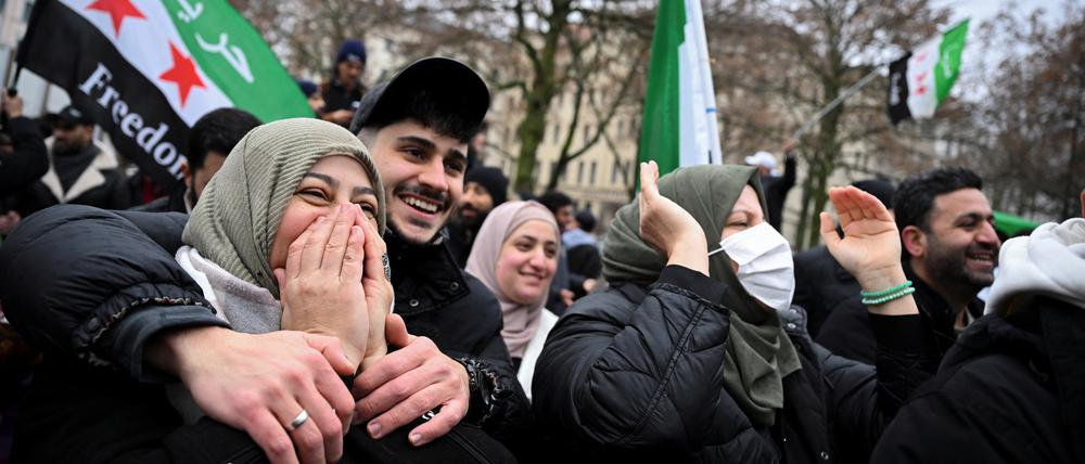 Unbändige Freude. Auf dem Oranienplatz in Kreuzberg feiern Syrer am Sonntag den Sturz Assads.