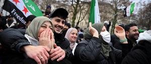 Unbändige Freude. Auf dem Oranienplatz in Kreuzberg feiern Syrer am Sonntag den Sturz Assads.