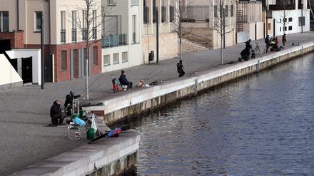 Das Angeln an der Alten Fahrt in Potsdam ist beliebt – auch in den Wintermonaten.