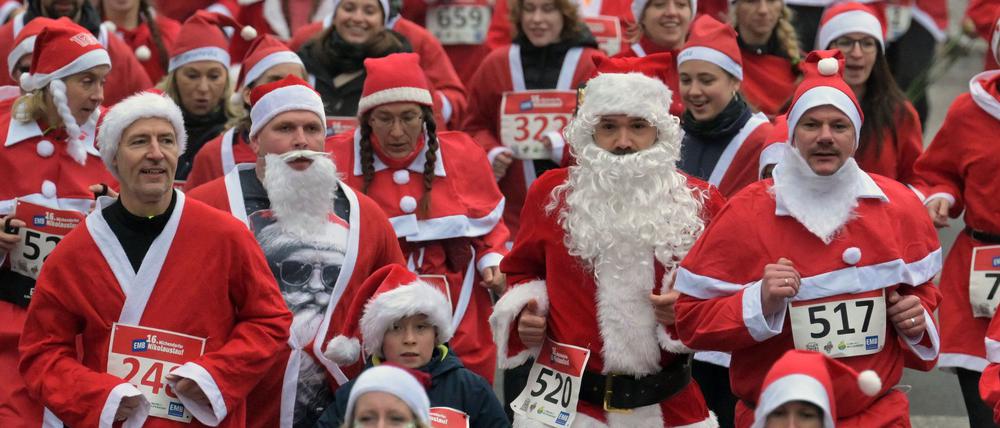 Nikoläuse in Scharen: In Michendorf machten nach Veranstalterangaben rund 880 Teilnehmer beim traditonellen Adventslauf mit. 
