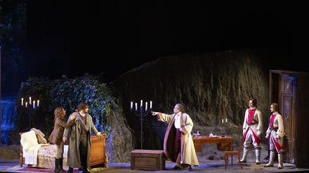 Don Alvaro (Brian Jagde) stellt sich vor Donna Leonora (Anna Netrebko), um sie gegen ihren Vater, den Marchese von Calatrava (Fabrizio Beggi, Mitte), zu verteidigen. 