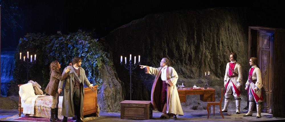 Don Alvaro (Brian Jagde) stellt sich vor Donna Leonora (Anna Netrebko), um sie gegen ihren Vater, den Marchese von Calatrava (Fabrizio Beggi, Mitte), zu verteidigen.