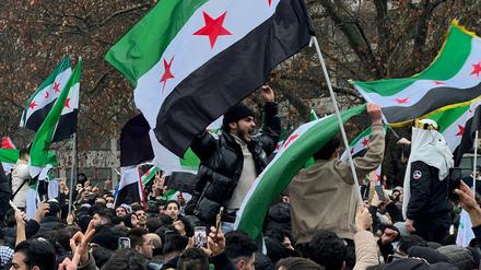 Menschen feiern mit Flaggen der Syrischen Republik auf dem Oranienplatz den Sturz des Assad-Regimes. (Symbolbild)