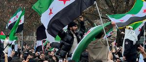 Menschen feiern mit Flaggen der Syrischen Republik auf dem Oranienplatz den Sturz des Assad-Regimes. (Symbolbild)