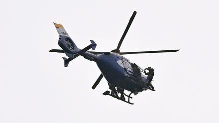 Bei der Suche nach einem Verdächtigen kam auch ein Polizeihubschrauber zum Einsatz. (Symbolbild)