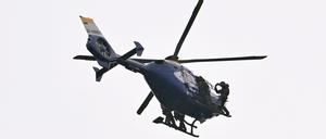 Bei der Suche nach einem Verdächtigen kam auch ein Polizeihubschrauber zum Einsatz. (Symbolbild)