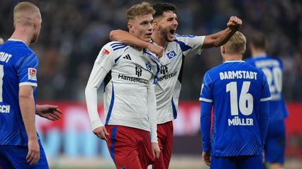 Hamburgs Torschütze Adam Karabec (l) jubelt nach seinem Treffer zum 2:1 mit Hamburgs Daniel Elfadli.