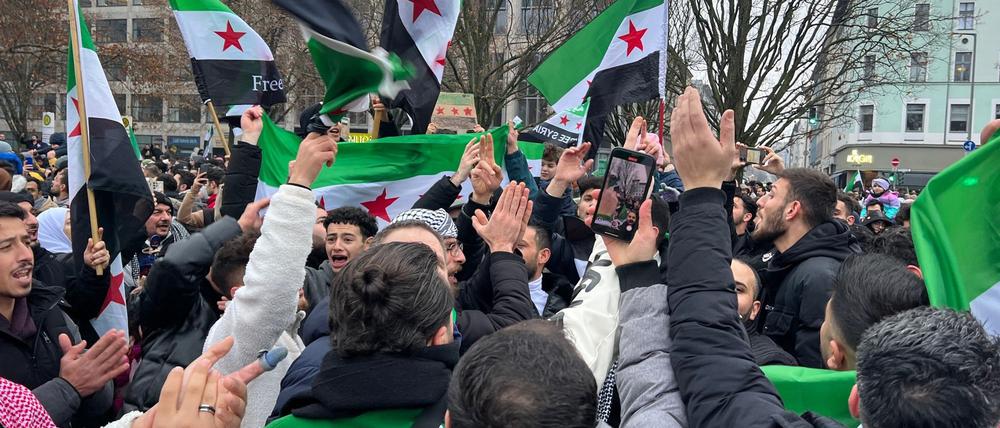 Mehrere tausend Menschen haben in Berlin rund um den Oranienplatz und in Neukölln den Sturz des Assad-Regimes gefeiert.