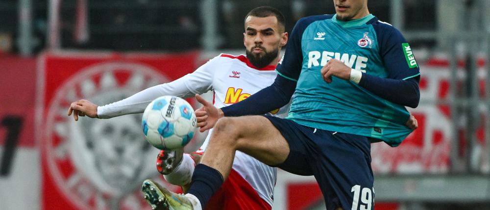 Der Kölner Tim Lemperle (rechts) und Robin Ziegele von Regensburg kämpfen um den Ball.